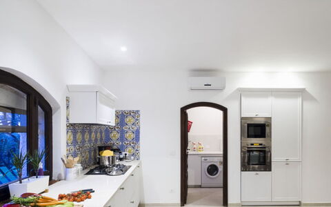 Villa Luna Blu: Design Intérieur, Sol, Cuisine, Plafond, Éclairage, Comptoir, Sol, Domicile, Luminaire, Appareil De Cuisine