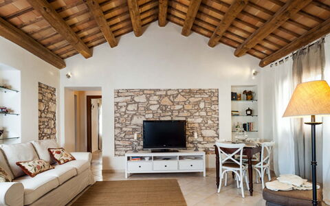 Villa Eroica: Meubles, Design Intérieur, Mur, Sol, Bois, Sol, Domicile, Plafond, Canapé, Salon
