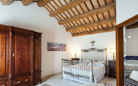 Villa Eroica: Meubles, Bois, Design Intérieur, Sol, Sol, Éclairage, Domicile, Plafond, Chambre, Lit