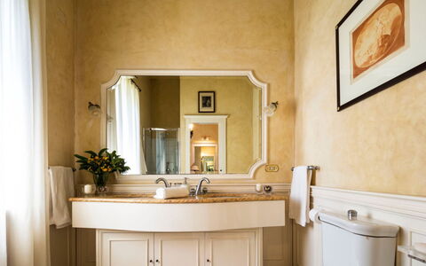 Villa del Sirio: Lavabo, Salle De Bains, Mur, Luminaire Plomberie, Évier, Design Intérieur, Robinet, Miroir, Plomberie, Sol