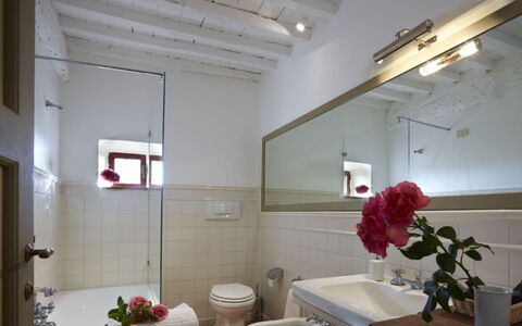 Villa del Riccio: Luminaire Plomberie, Design Intérieur, Sol, Salle De Bains, Lavabo, Plomberie, Évier, Sol, Robinet, Miroir
