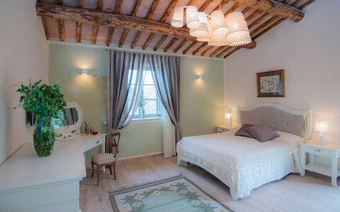Villa Rufeno: Meubles, Design Intérieur, Lit, Chambre, Plafond, Textile, Sol, Linge, Pièce, Éclairage