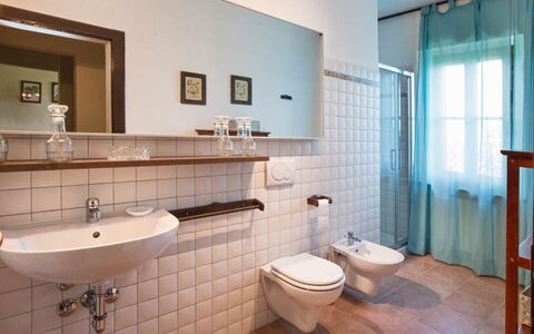Cascina Arcangelo: Luminaire Plomberie, Sol, Design Intérieur, Salle De Bains, Sol, Robinet, Lavabo, Plomberie, Évier, Pièce