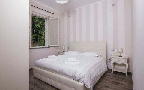 Villa Sara: Design Intérieur, Lit, Mur, Meubles, Chambre, Plafond, Literie, Sol, Domicile, Drap De Lit