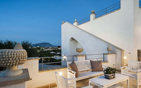 Villa della Laguna: Meubles, Chaise, Appartement, Balcon, Plante D'Appartement, Recours, Villa, Biens, Ombre, Conception