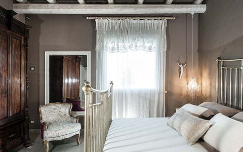 Villa della Laguna: Design Intérieur, Meubles, Chambre, Lit, Plafond, Éclairage, Textile, Literie, Domicile, Pièce