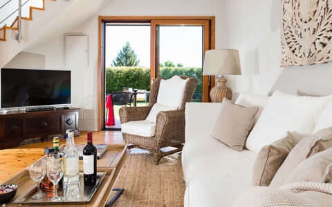 Villa Etna: Meubles, Design Intérieur, Canapé, Sol, Salon, Pièce, Bois, Sol, Domicile, Plafond