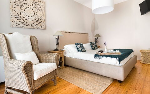 Villa Etna: Meubles, Design Intérieur, Lit, Sol, Sol, Chambre, Pièce, Bois, Linge, Literie