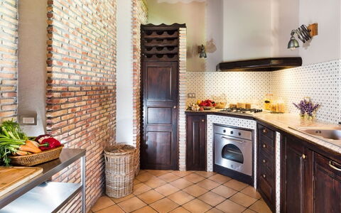 Villa Etna: Design Intérieur, Sol, Meubles, Cuisine, Sol, Appareil De Cuisine, Comptoir, Bois, Plafond, Principaux Appliance