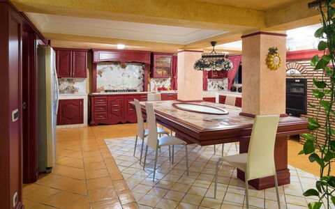 Villa del Drago: Meubles, Design Intérieur, Sol, Cuisine, Sol, Bois, Comptoir, Plafond, Table Cuisine Et Salle A Manger, Table
