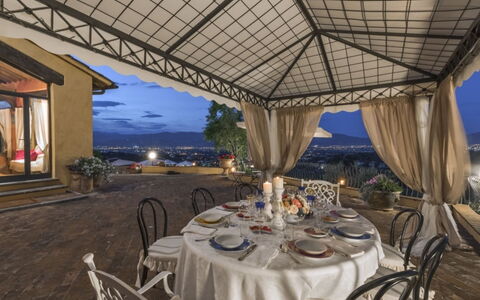 Villa Lucente: Chaise, Villa, Structure En Plein Air, Eco Hôtel, Balcon, Hôtel, Cour, Plante D'Appartement, Hacienda, Canopée