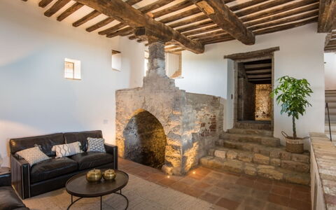 Villa Ugo: Mur, Sol, Plafond, Sol, Meubles, Mur De Pierre, Chaise, Grenier, Salon, Parquet