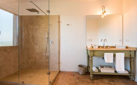 Villa Ugo: Mur, Luminaire Plomberie, Sol, Salle De Bains, Design Intérieur, Sol, Plomberie, Plafond, Robinet, Douche