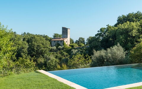 Villa Ugo: Piscine, Arbuste, Lot Terre, Jardin, Aménagement Paysager, Pelouse, Biens, Caractéristique De L'Eau, Ombre, Cour