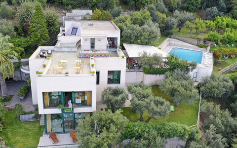 Villa Liliana: Bâtiment, Zone Résidentielle, Domicile, Maison, Architecture, Quartier, Toit, Biens, Établissements Humains, Appartement