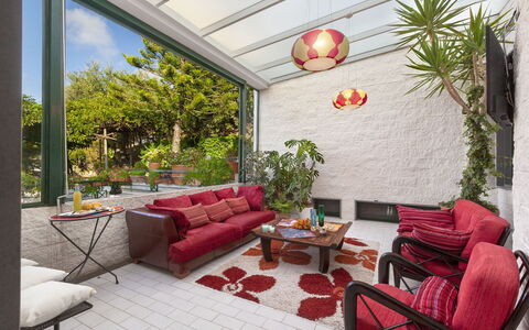 Villa Liliana: Meubles, Design Intérieur, Pot De Fleur, Chaise, Table, Plante D'Appartement, Domicile, Canapé, Table Basse, Salon