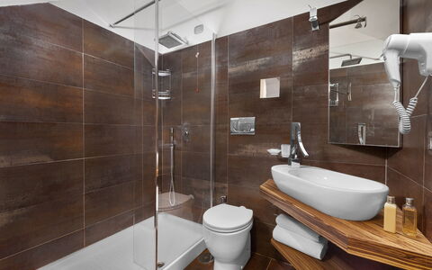 Villa Liliana: Salle De Bains, Design Intérieur, Sol, Luminaire Plomberie, Sol, Évier, Plomberie, Toilette, Robinet, Tuile