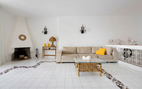 Villa Luce: Sol, Meubles, Sol, Design Intérieur, Mur, Salon, Éclairage, Canapé, Pièce, Domicile