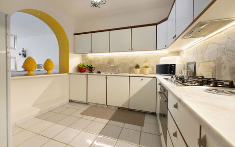Villa Luce: Cuisine, Design Intérieur, Sol, Comptoir, Cabinetry, Appareil De Cuisine, Plafond, Éclairage, Sol, Principaux Appliance