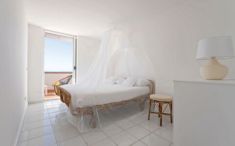 Villa Luce: Chambre, Sol, Design Intérieur, Sol, Lit, Meubles, Domicile, Literie, Drap De Lit, Appartement