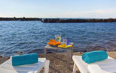 Villa Luce: Bleu, Meubles, Mer, Mobilier De Jardin, Cotiers Et Relief Océaniques, Océan, Côte, Plage, Chaise, Rive