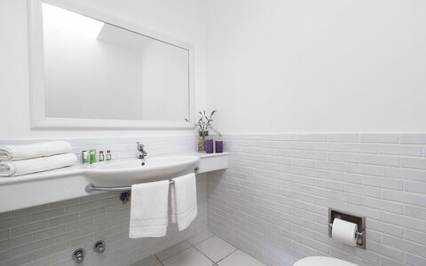 Villa Luce: Luminaire Plomberie, Design Intérieur, Sol, Salle De Bains, Lavabo, Sol, Évier, Robinet, Plomberie