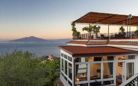 Villa Flora: Balcon, Domicile, Porche, Eco Hôtel, Recours, Chaise, Villa, Structure En Plein Air, Ville Resort, Plante D'Appartement