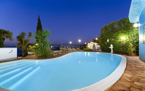 Villa Flora: Bleu, Piscine, Recours, Mer, Eco Hôtel, Hôtel, Mobilier De Jardin, Ville Resort, Parapluie
