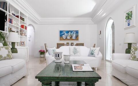 Villa Ribes: Meubles, Design Intérieur, Canapé, Sol, Salon, Table, Domicile, Sol, Plafond, Pièce