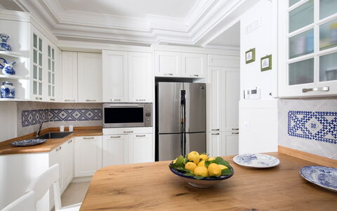 Villa Ribes: Cuisine, Cabinetry, Comptoir, Design Intérieur, Meubles, Bois, Sol, Principaux Appliance, Appareil De Cuisine, Sol