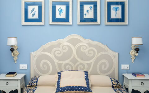 Villa Ribes: Bleu, Meubles, Design Intérieur, Chambre, Lit, Mur, Bois, Literie, Drap De Lit, Textile