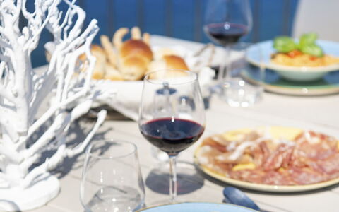 Villa Gilda: Aliments, Vaisselle, Vaisselle, Drinkware, Serveware, Table, Ingrédient, Assiette, Verres À Pied, Meubles