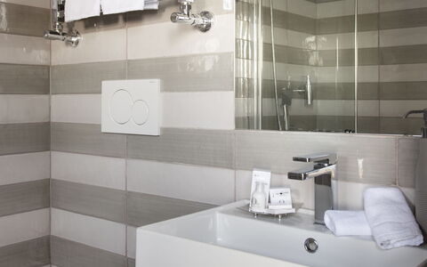 Villa Gilda: Design Intérieur, Sol, Luminaire Plomberie, Sol, Salle De Bains, Plafond, Évier, Tuile, Toilette, Plomberie