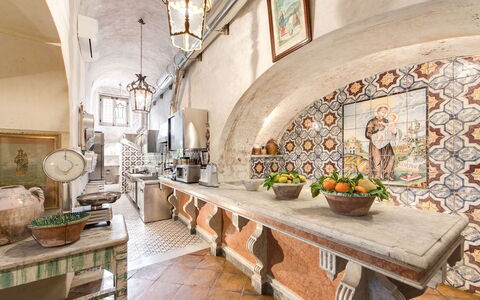 Villa Positano: Design Intérieur, Plafond, Tuile, Porcelaine, Serveware, Chaise, Vaisselle, Cuisine, Table Cuisine Et Salle A Manger, Comptoir
