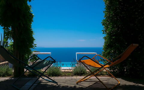 Villa Sant'Agata: Bleu, Meubles, Été, Mer, Mobilier De Jardin, Chaise, Océan, Cotiers Et Relief Océaniques, Lumière Du Soleil, Ombre