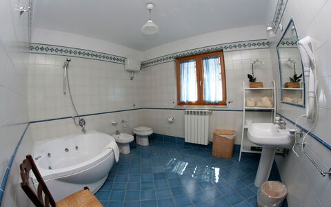 Villa Sant'Agata: Luminaire Plomberie, Sol, Design Intérieur, Sol, Salle De Bains, Robinet, Plomberie, Évier, Baignoire, Pièce
