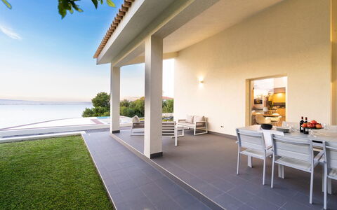 Villa Vernissage: Sol, Sol, Domicile, Mobilier De Jardin, Ombre, Chaise, Piscine, Porche, Biens, Recours