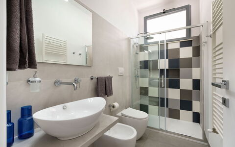 Villa Marzamemi: Salle De Bains, Luminaire Plomberie, Design Intérieur, Sol, Sol, Évier, Toilette, Plomberie, Lavabo, Robinet