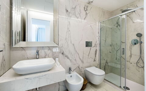 Villa Alcantara: Sol, Design Intérieur, Luminaire Plomberie, Salle De Bains, Sol, Miroir, Évier, Robinet, Plomberie, Toilette