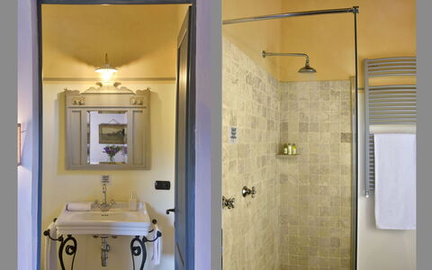 Villa Asia: Salle De Bains, Luminaire Plomberie, Mur, Design Intérieur, Sol, Robinet, Éclairage, Plomberie, Luminaire, Sol