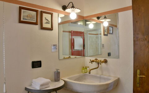 Villa Anima: Lavabo, Miroir, Mur, Design Intérieur, Luminaire Plomberie, Salle De Bains, Luminaire, Évier, Plafond, Robinet