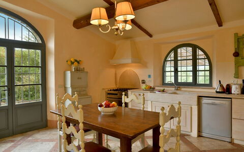 Villa Ginevra: Meubles, Design Intérieur, Sol, Bois, Sol, Plafond, Luminaire, Cuisine, Chaise, Éclairage