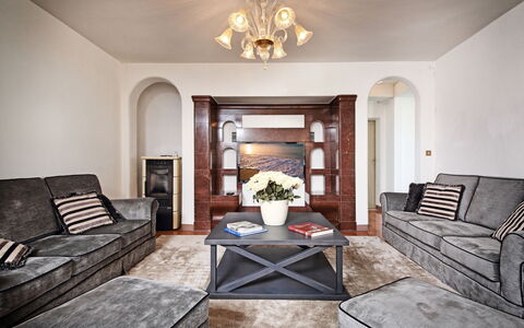 Tenuta le Selve: Meubles, Design Intérieur, Canapé, Sol, Sol, Salon, Appartement, Plafond, Pièce, Domicile