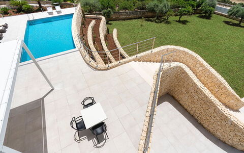 Villa Nina: Escaliers, Composite, Balustrade, Béton, Ombre, Piscine, Aménagement Paysager, Mur De Pierre, Dalle