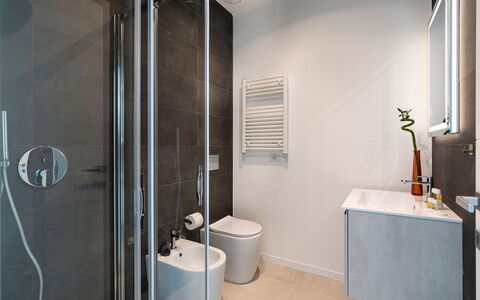 Villa Nina: Salle De Bains, Luminaire Plomberie, Sol, Sol, Design Intérieur, Toilette, Évier, Robinet, Plomberie, Siège De Toilette