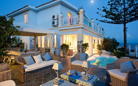 Villa Teresa: Bleu, Piscine, Recours, Meubles, Domicile, Biens, Mobilier De Jardin, Chaise, Pot De Fleur, Eco Hôtel