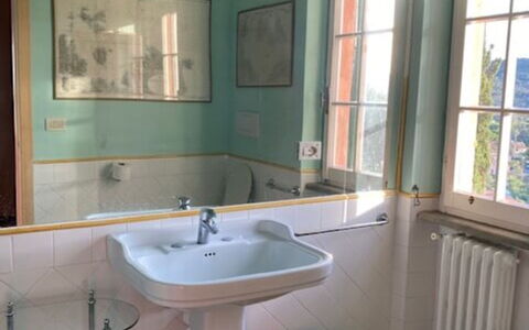 Villa Magazzini: Lavabo, Luminaire Plomberie, Design Intérieur, Évier, Sol, Sol, Salle De Bains, Robinet, Plomberie, Miroir