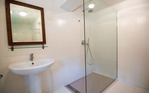 Villa Marciana: Salle De Bains, Luminaire Plomberie, Sol, Sol, Design Intérieur, Lavabo, Douche, Plomberie, Tete De Douche, Robinet