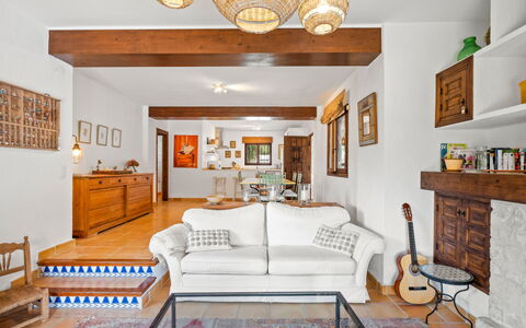La Familia: Meubles, Design Intérieur, Sol, Canapé, Mur, Sol, Bois, Plafond, Salon, Pièce