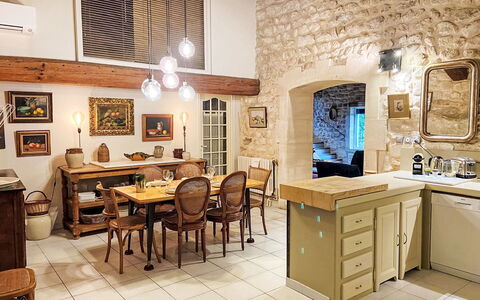 Mas du Castelet: Meubles, Design Intérieur, Sol, Bois, Chaise, Sol, Plafond, Table, Luminaire, Cuisine
